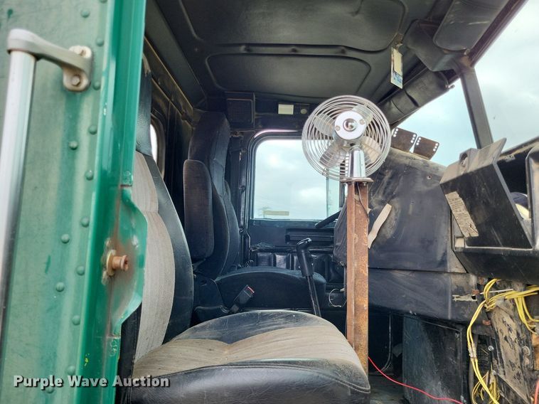 image for item LS9726 1999 Freightliner FLD112  semi truck