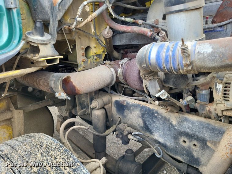 image for item LS9726 1999 Freightliner FLD112  semi truck