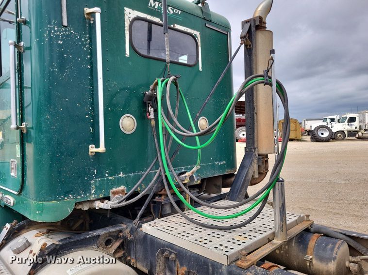 image for item LS9726 1999 Freightliner FLD112  semi truck