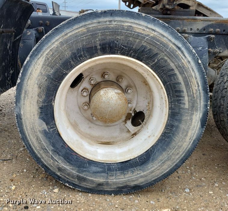 image for item LS9726 1999 Freightliner FLD112  semi truck