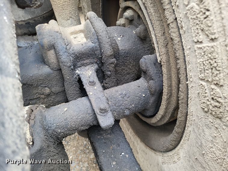 image for item LS9726 1999 Freightliner FLD112  semi truck