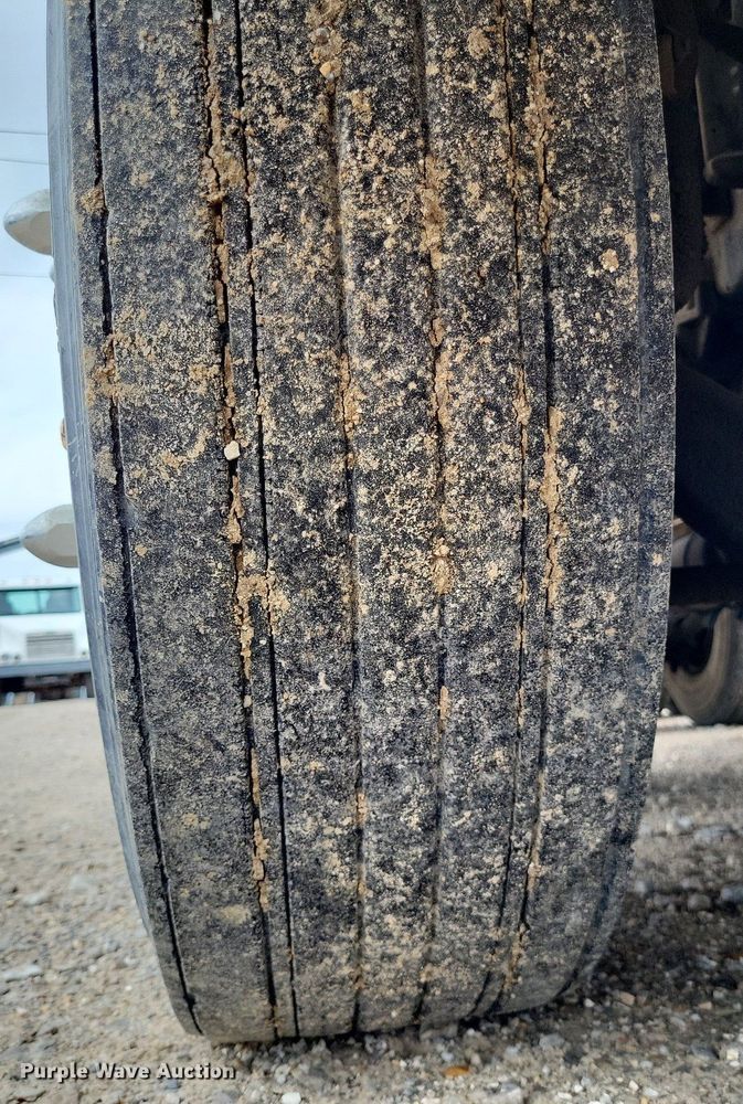 image for item LS9726 1999 Freightliner FLD112  semi truck