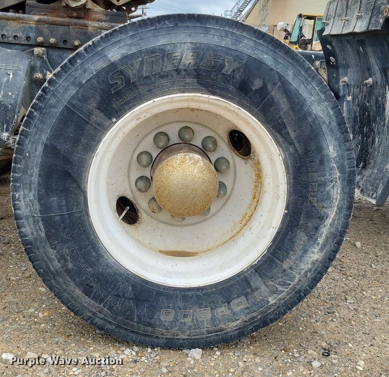 image for item LS9726 1999 Freightliner FLD112  semi truck