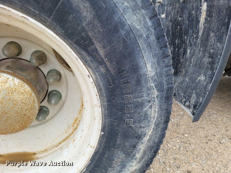 image for item LS9726 1999 Freightliner FLD112  semi truck