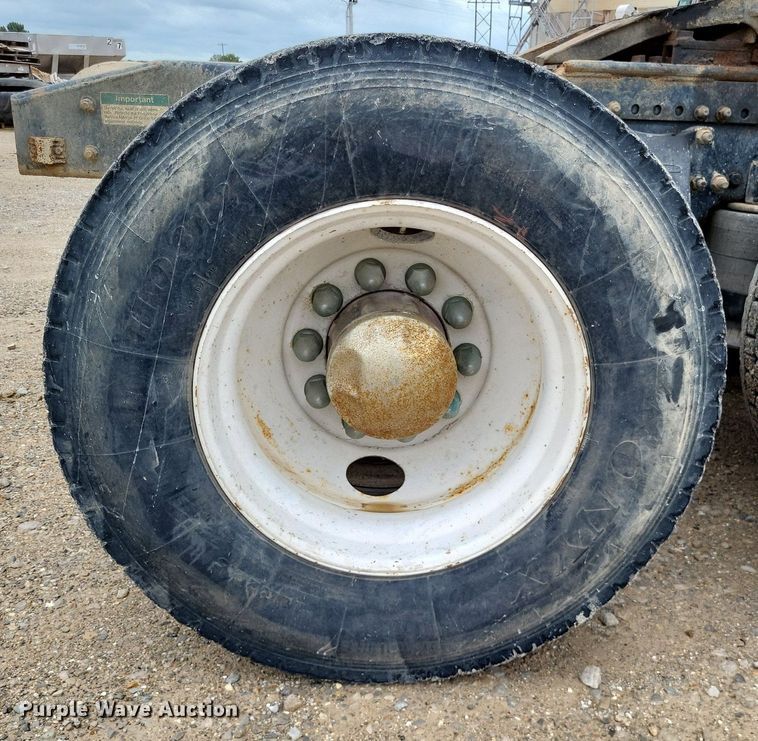 image for item LS9726 1999 Freightliner FLD112  semi truck