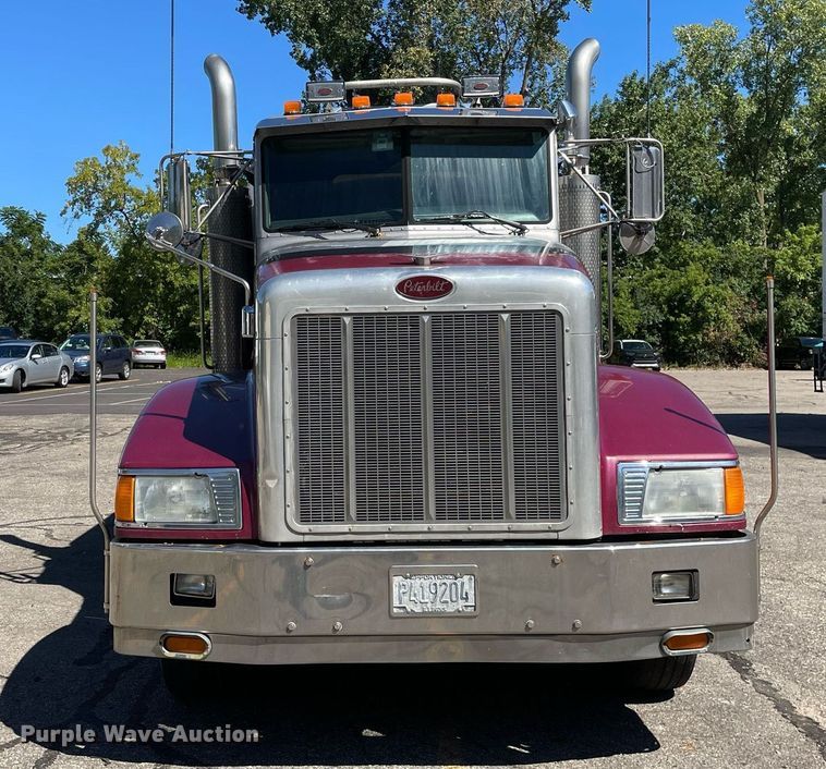 image for item LV9792 2002 Peterbilt 385  tank truck