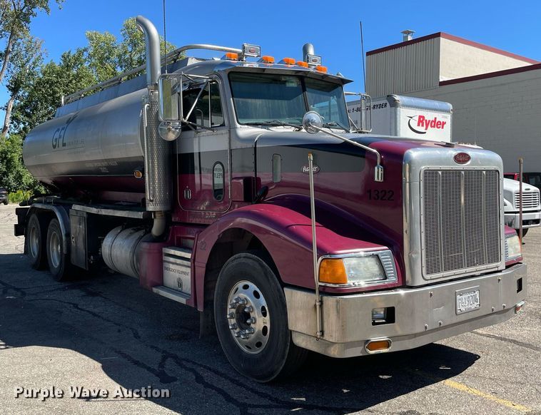 image for item LV9792 2002 Peterbilt 385  tank truck