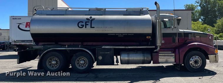 image for item LV9792 2002 Peterbilt 385  tank truck