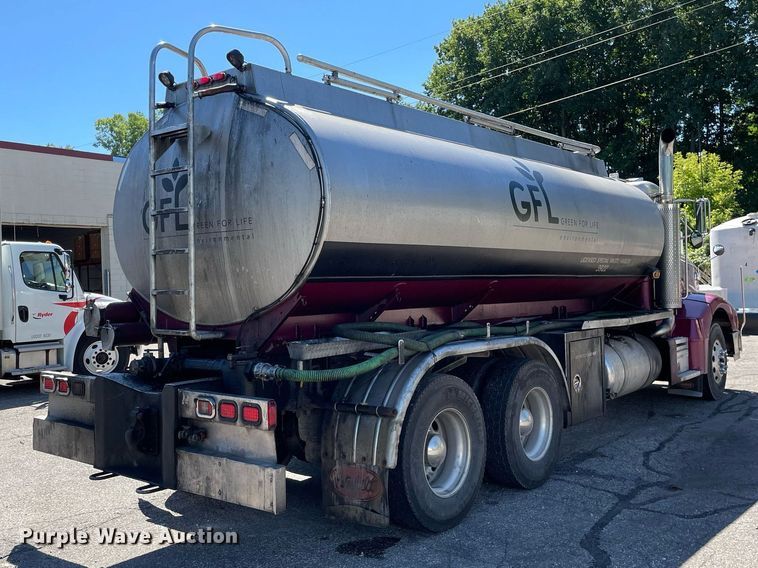 image for item LV9792 2002 Peterbilt 385  tank truck