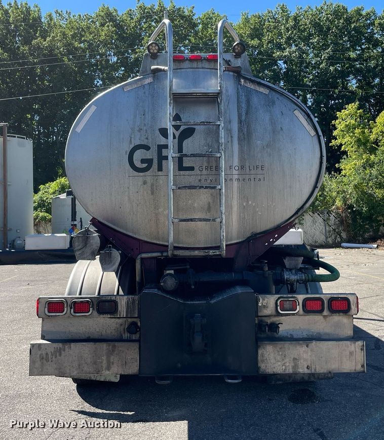 image for item LV9792 2002 Peterbilt 385  tank truck