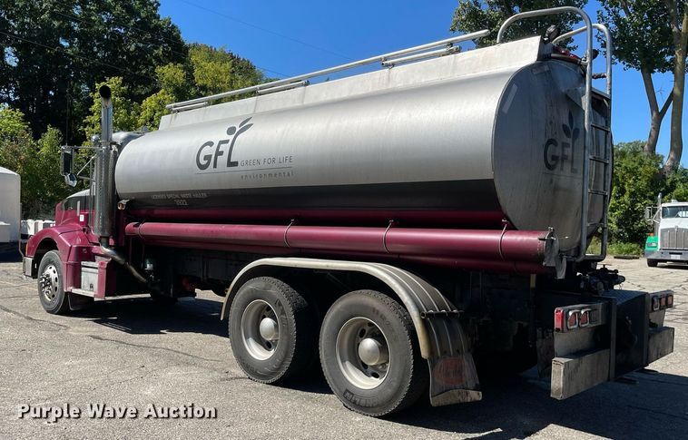 image for item LV9792 2002 Peterbilt 385  tank truck