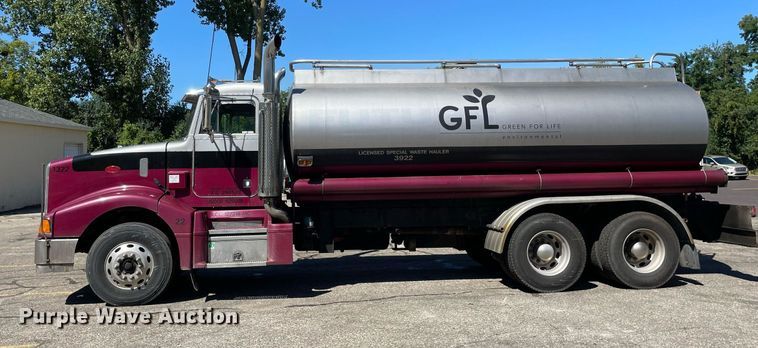 image for item LV9792 2002 Peterbilt 385  tank truck