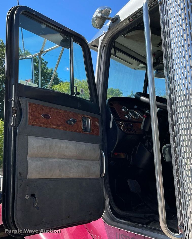 image for item LV9792 2002 Peterbilt 385  tank truck