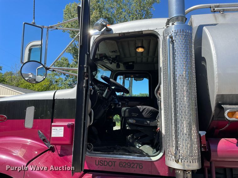 image for item LV9792 2002 Peterbilt 385  tank truck