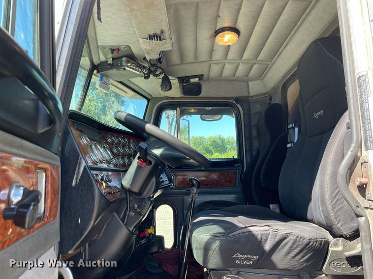 image for item LV9792 2002 Peterbilt 385  tank truck