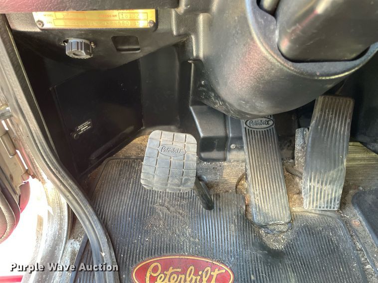 image for item LV9792 2002 Peterbilt 385  tank truck