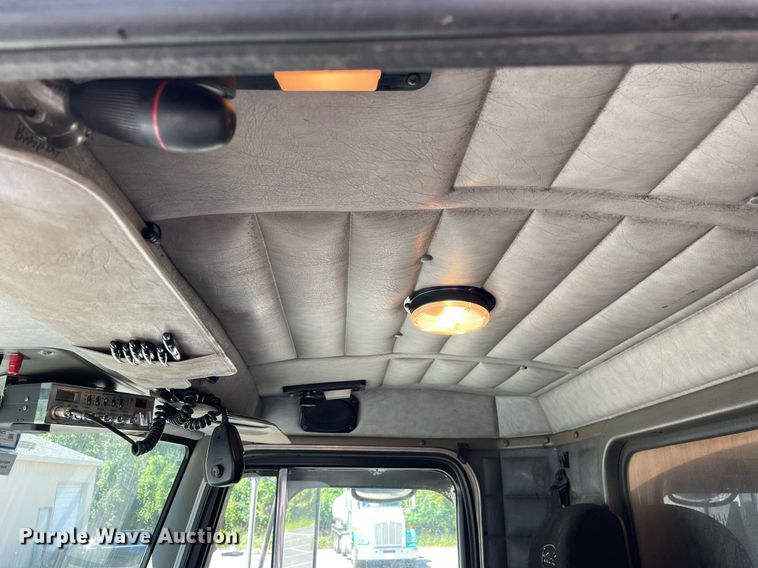 image for item LV9792 2002 Peterbilt 385  tank truck