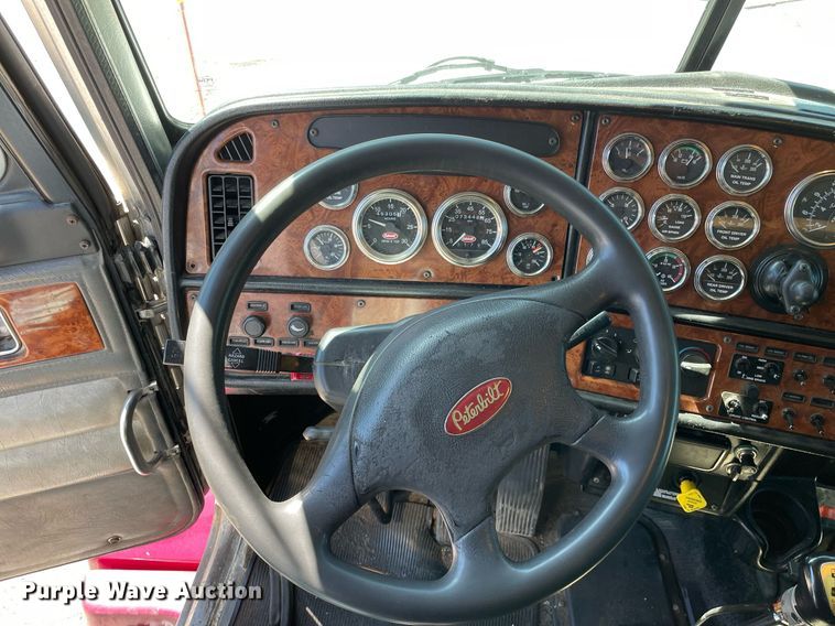 image for item LV9792 2002 Peterbilt 385  tank truck