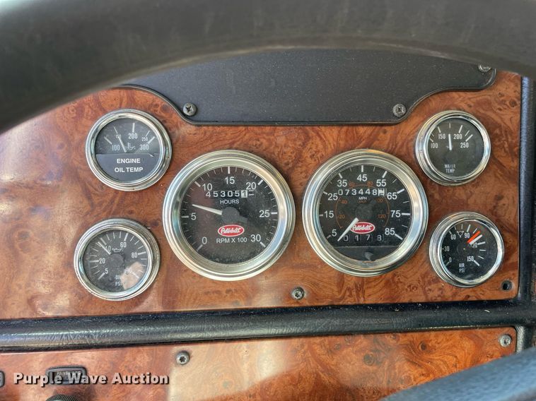 image for item LV9792 2002 Peterbilt 385  tank truck