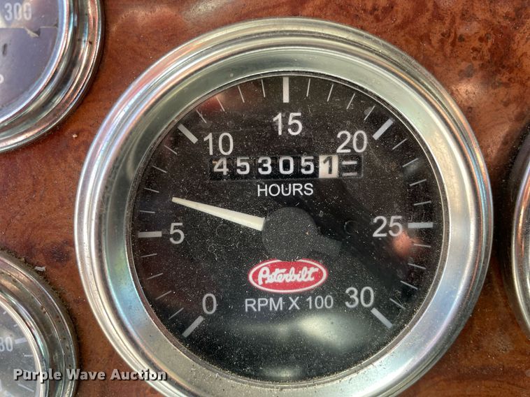 image for item LV9792 2002 Peterbilt 385  tank truck