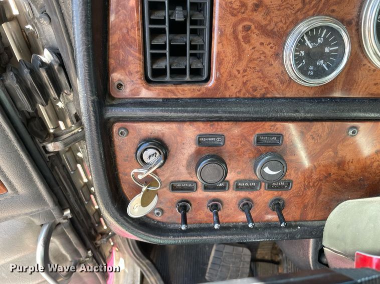 image for item LV9792 2002 Peterbilt 385  tank truck