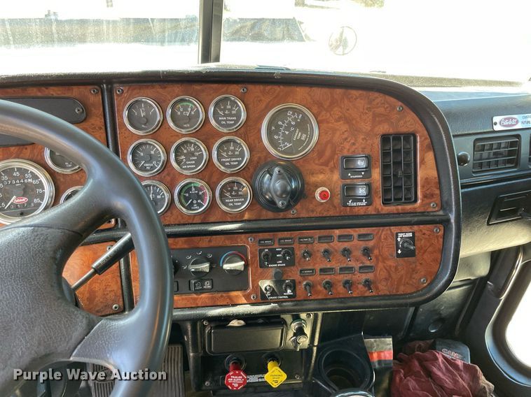 image for item LV9792 2002 Peterbilt 385  tank truck