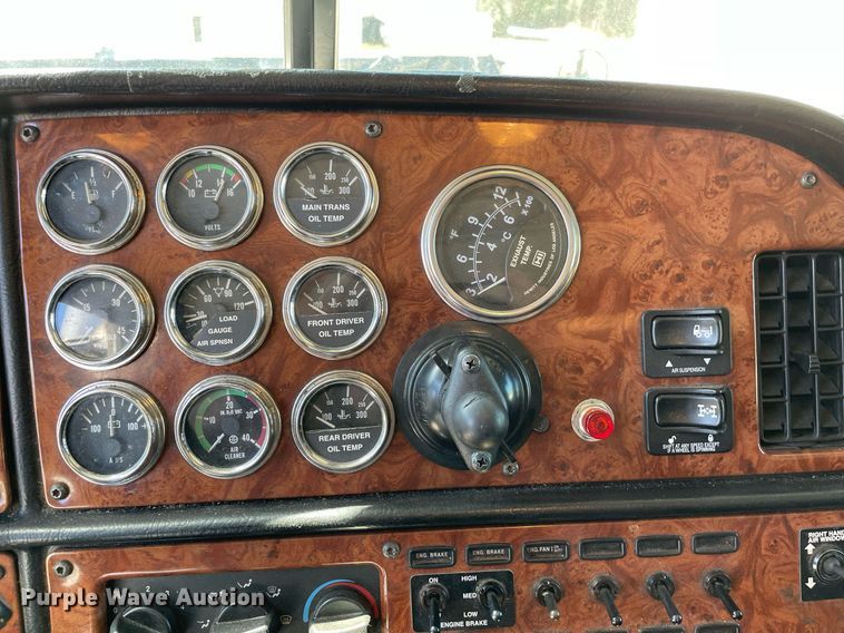 image for item LV9792 2002 Peterbilt 385  tank truck