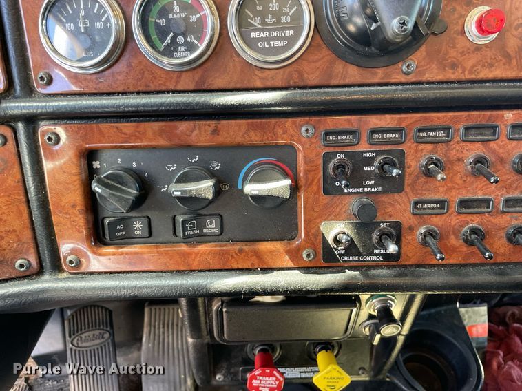 image for item LV9792 2002 Peterbilt 385  tank truck