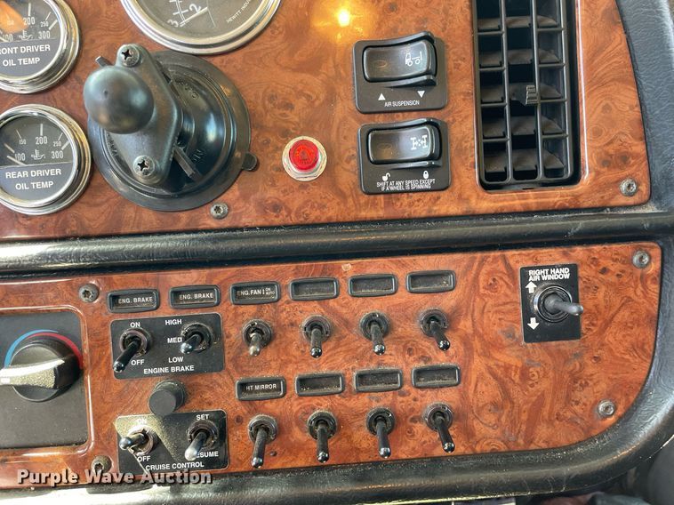 image for item LV9792 2002 Peterbilt 385  tank truck