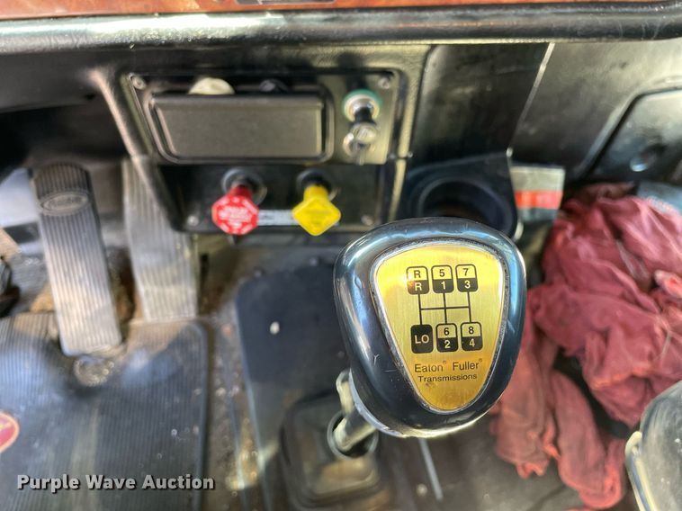 image for item LV9792 2002 Peterbilt 385  tank truck