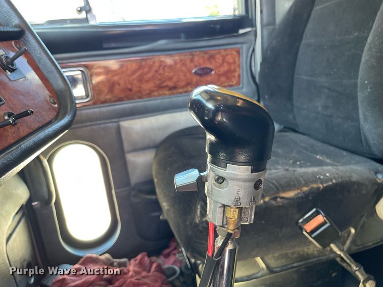 image for item LV9792 2002 Peterbilt 385  tank truck