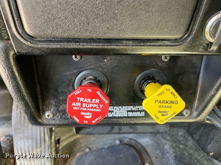 image for item LV9792 2002 Peterbilt 385  tank truck