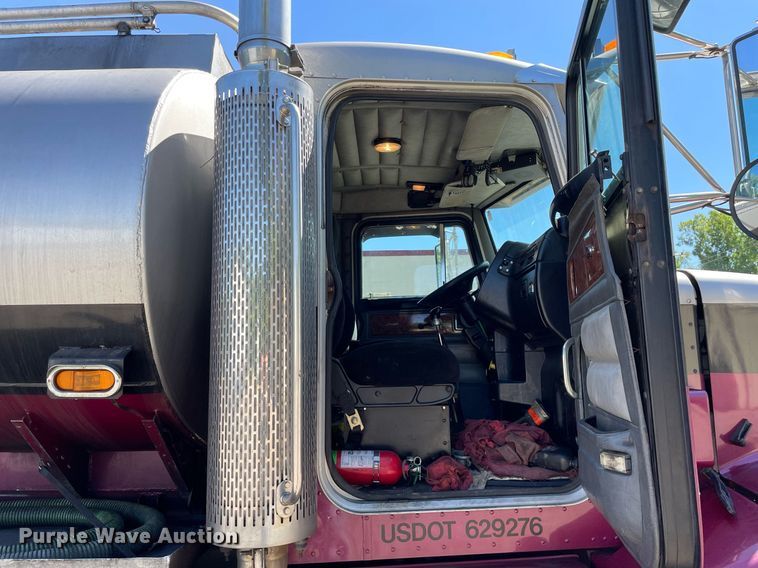 image for item LV9792 2002 Peterbilt 385  tank truck