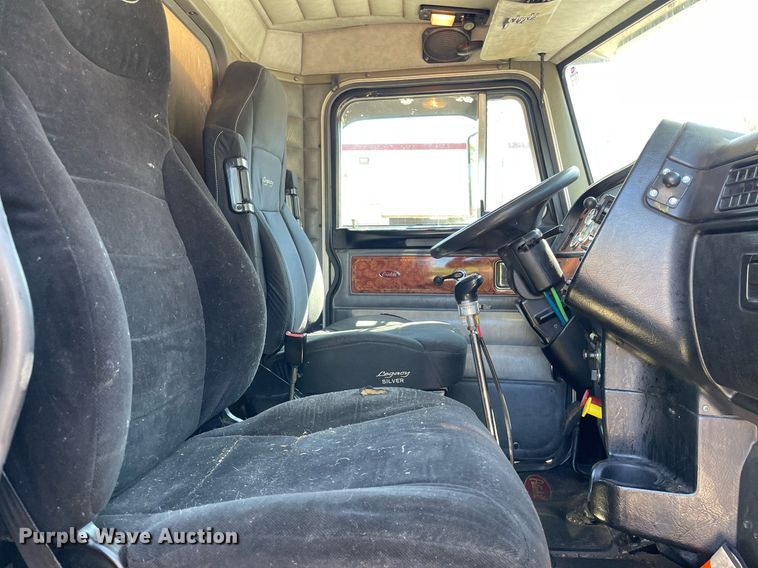 image for item LV9792 2002 Peterbilt 385  tank truck