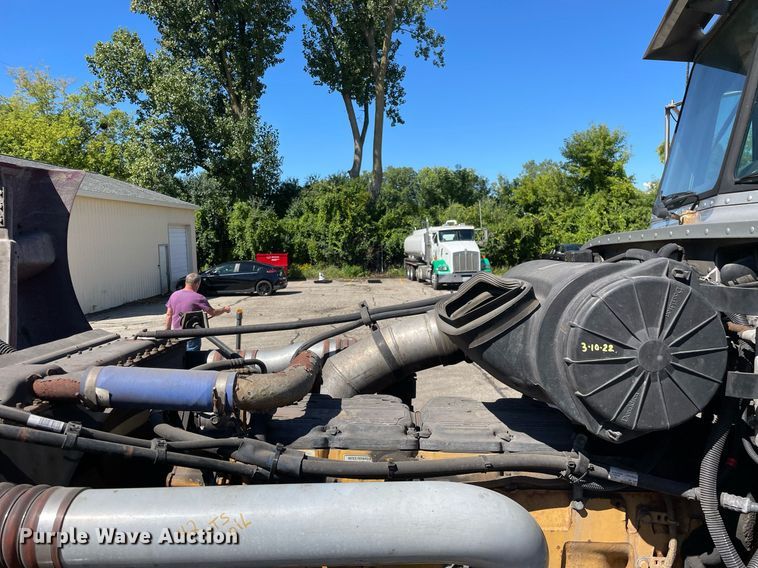 image for item LV9792 2002 Peterbilt 385  tank truck