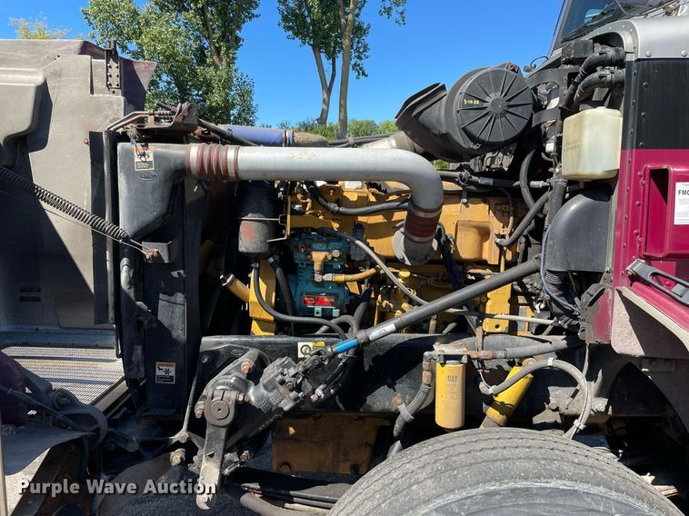 image for item LV9792 2002 Peterbilt 385  tank truck