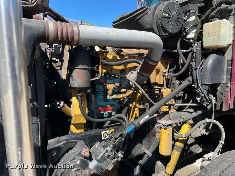 image for item LV9792 2002 Peterbilt 385  tank truck