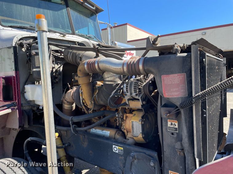 image for item LV9792 2002 Peterbilt 385  tank truck