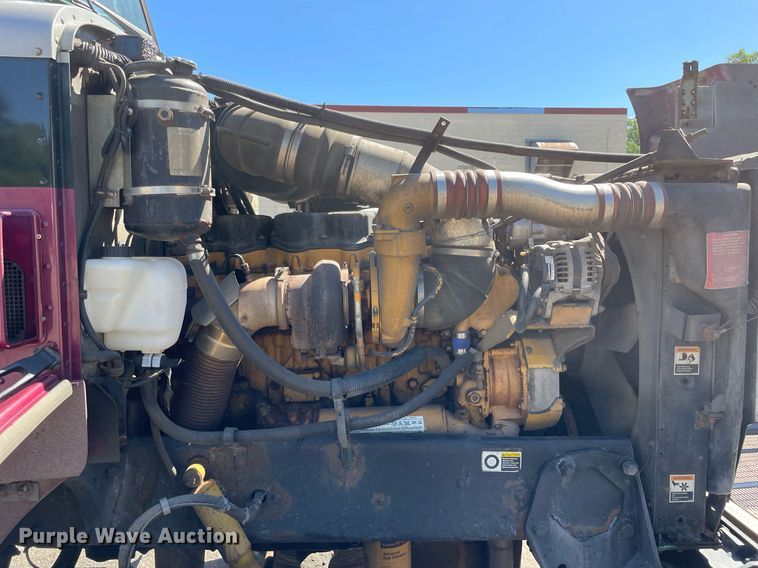 image for item LV9792 2002 Peterbilt 385  tank truck