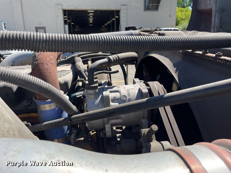 image for item LV9792 2002 Peterbilt 385  tank truck