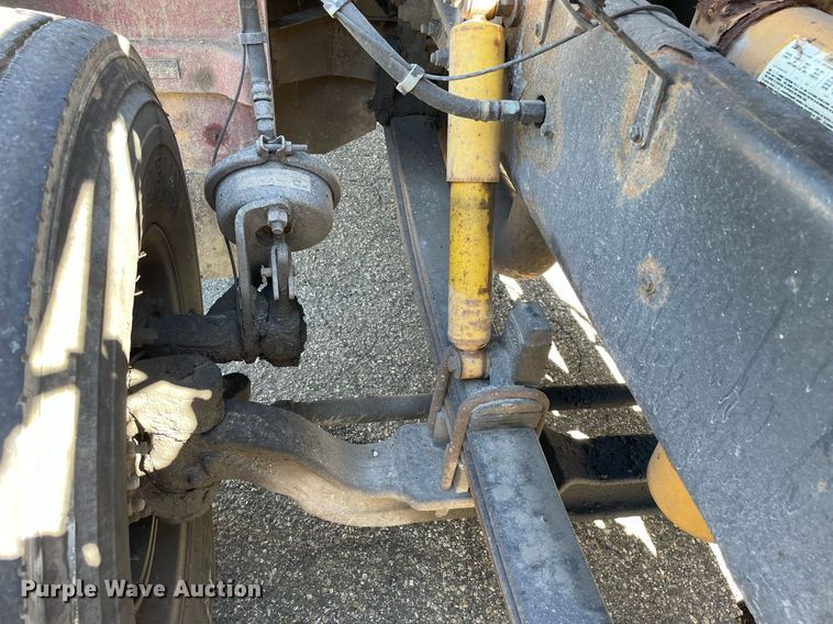 image for item LV9792 2002 Peterbilt 385  tank truck