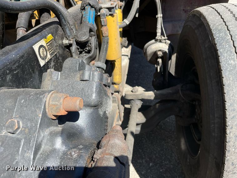 image for item LV9792 2002 Peterbilt 385  tank truck