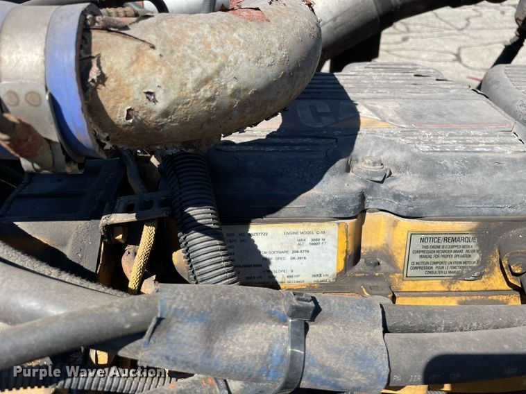 image for item LV9792 2002 Peterbilt 385  tank truck