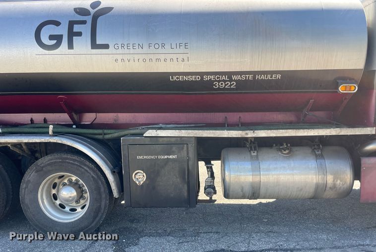 image for item LV9792 2002 Peterbilt 385  tank truck