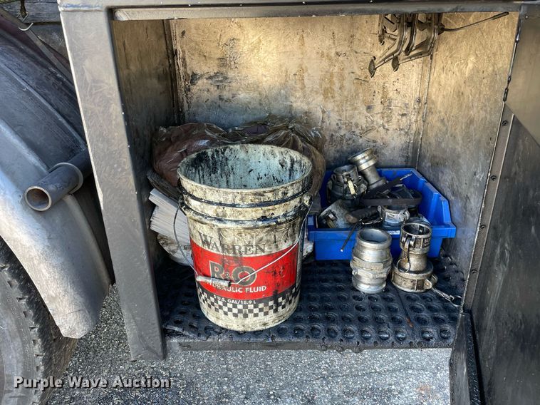 image for item LV9792 2002 Peterbilt 385  tank truck