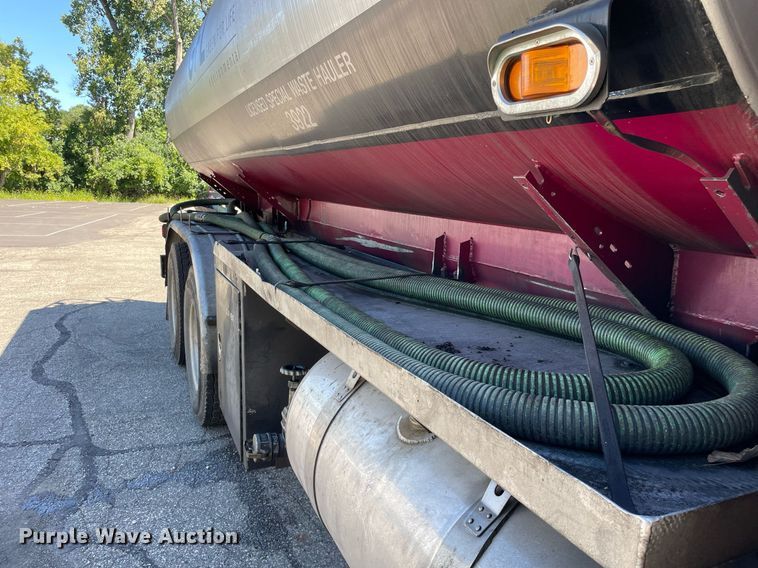 image for item LV9792 2002 Peterbilt 385  tank truck