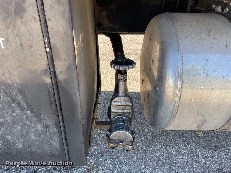 image for item LV9792 2002 Peterbilt 385  tank truck