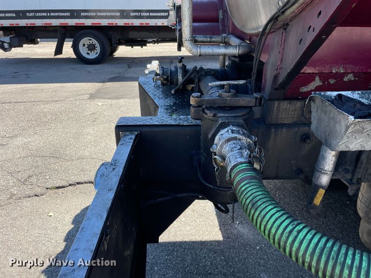 image for item LV9792 2002 Peterbilt 385  tank truck