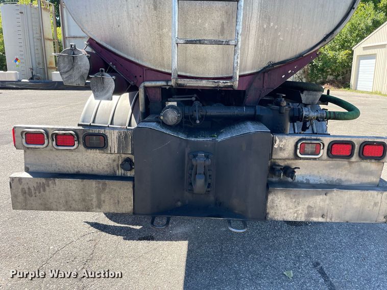 image for item LV9792 2002 Peterbilt 385  tank truck