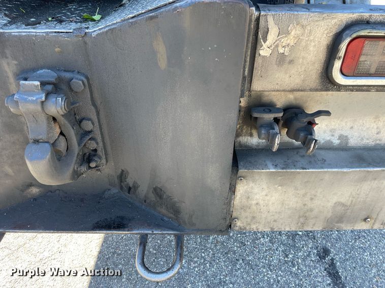 image for item LV9792 2002 Peterbilt 385  tank truck